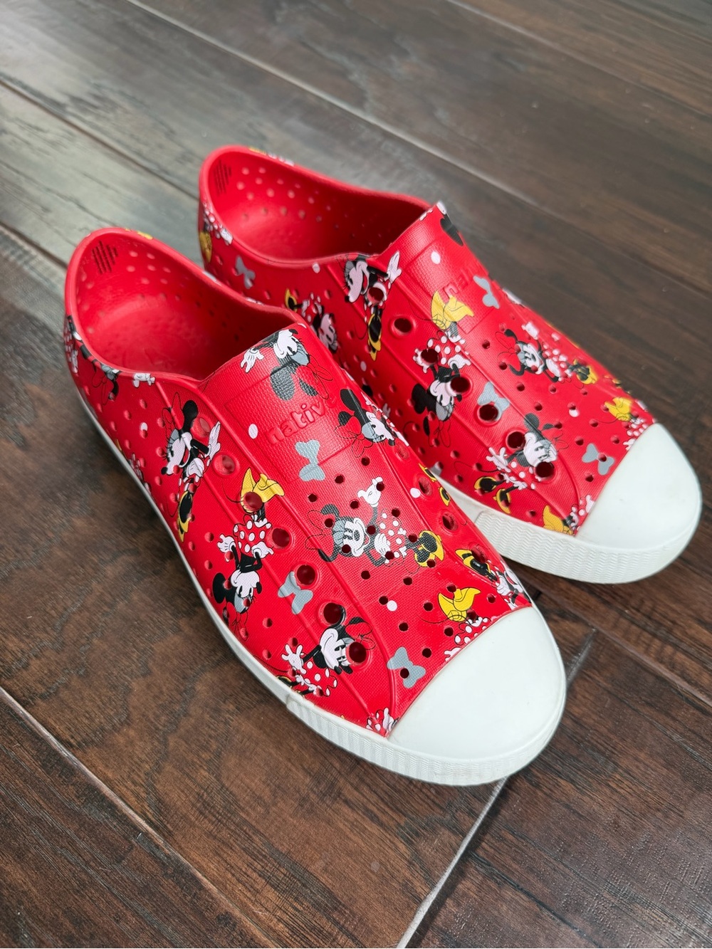 Women’s Native Disney Minnie Mouse Slip-On Shoes